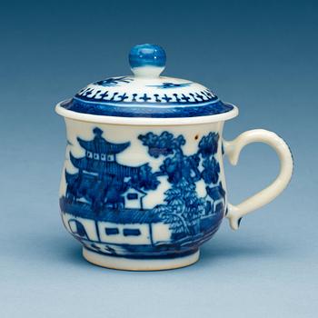 1932. CREMEKOPPAR med LOCK, nio stycken, kompaniporslin. Qing dynastin, Jiaqing (1796-1820).