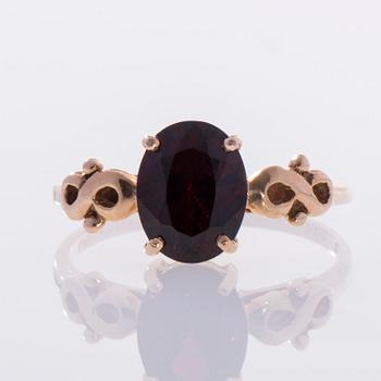 RING, 14K guld, granat, finska stämplar, 1994. Vikt 2,4 g.