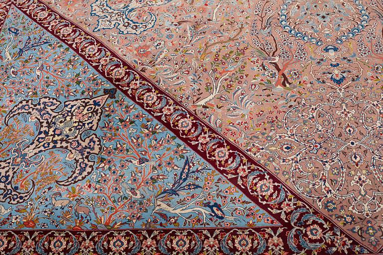 A CARPET, Old Esfahan, ca 416 x 305 cm (+ the ends have 5,5 and 7 cm flat weave).