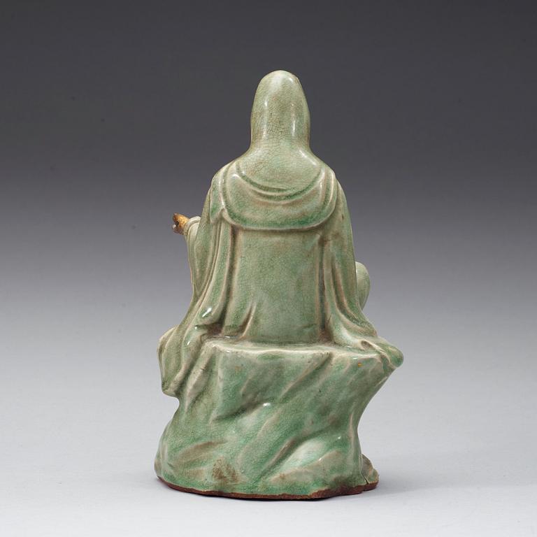 GUANYIN, keramik. Troligen Longquan, Mingdynastin 1600-tal.