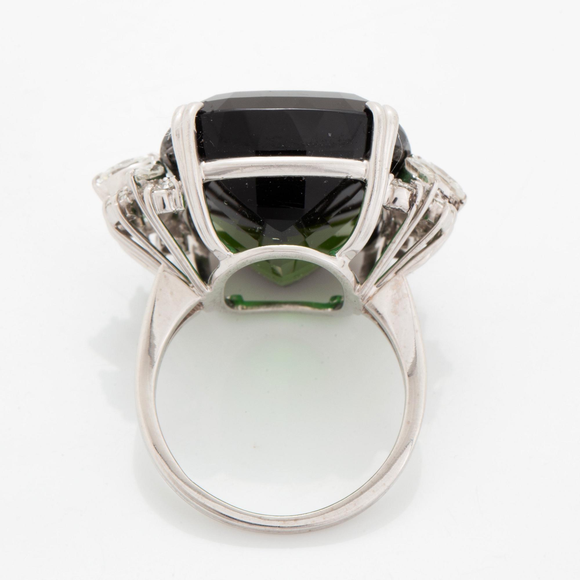 Ring 18K vitguld med en fasettslipad grön turmalin.