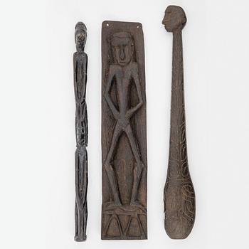 Skulpturer, tre stycken, trä. Asmat, Indonesien, Jakarta, 1900-tal.