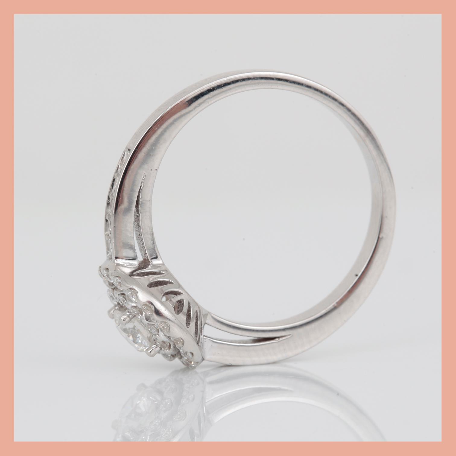RING, 18K vitguld med briljantslipade diamanter, tot ca 0,66 ct. Total vikt ca 4,66 g.