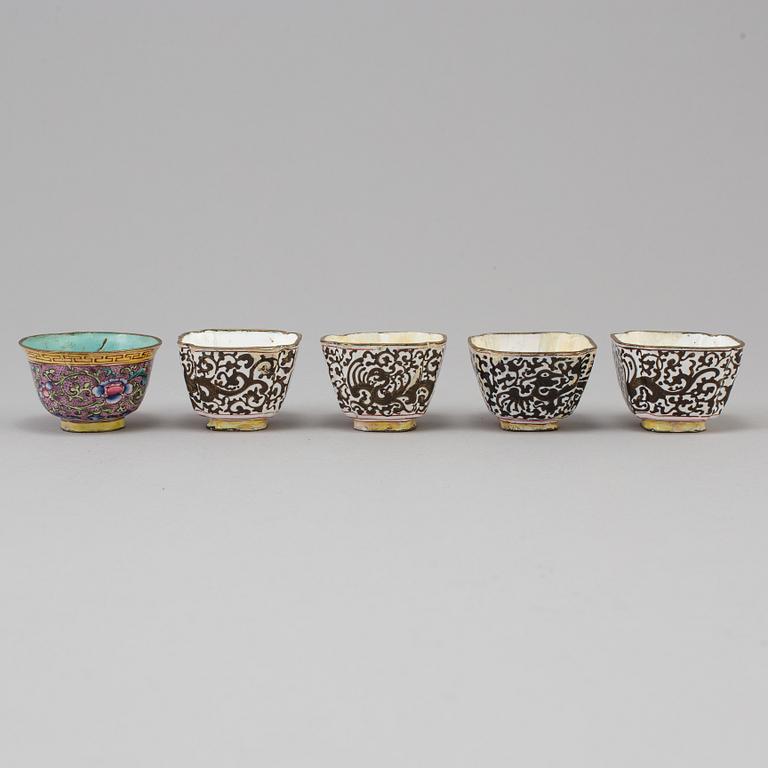 A chinese cloisonné tray, 20th century, and five enamel on copper cups, late 19th/early 20th century.