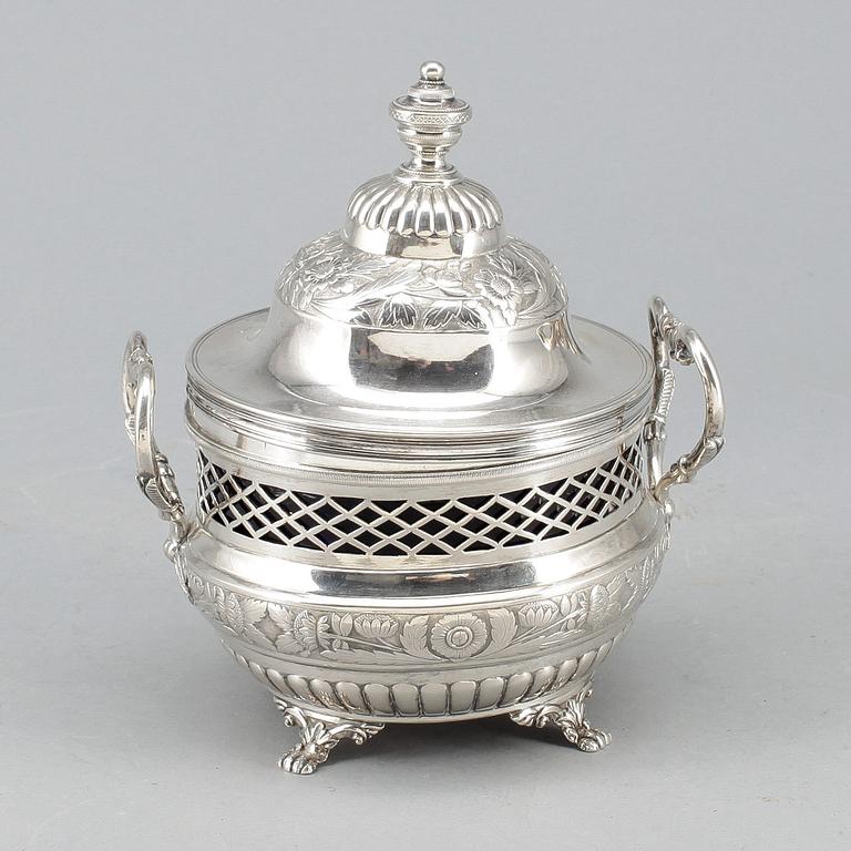 SKÅL med LOCK, silver, Porto, Portugal, omkring 1800-talets mitt.