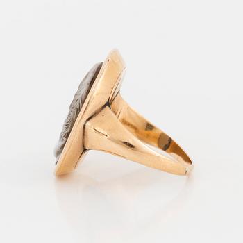 RING with carved cameo, 18K gold, antique.