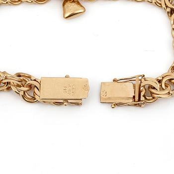ARMBAND, 18K guld med berlocker varav de flesta är 18K guld. Total vikt 31,76 g.