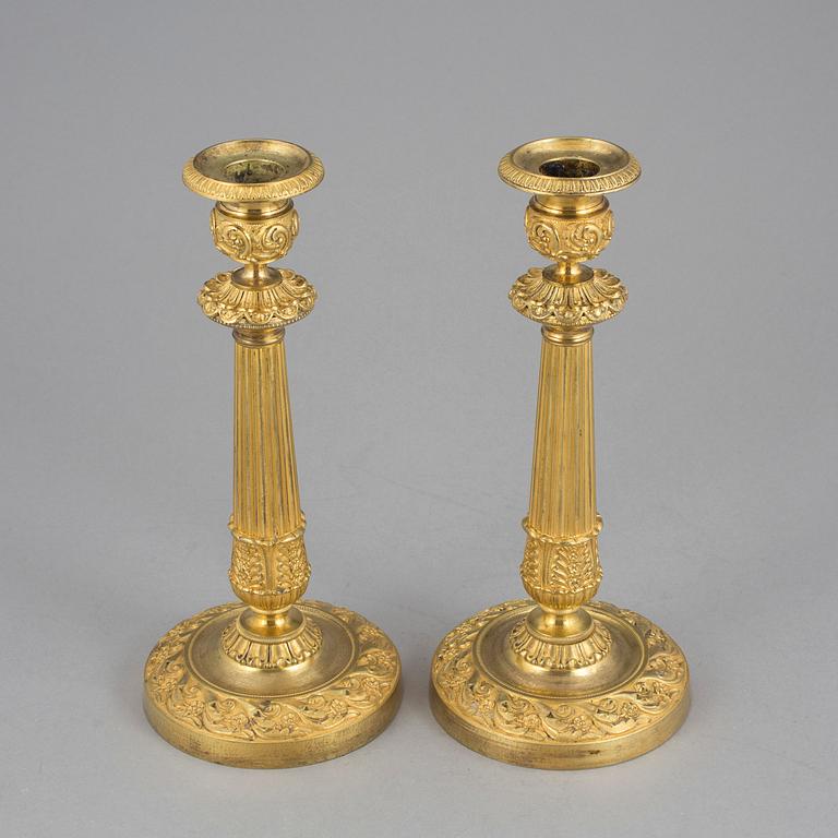 LJUSSTAKAR ett par, Senempire förgylld mässing. Frankrike, 1800-talets mitt.