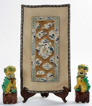 PARTI ORIENTALISKT, 3 delar, siden o porslin, Kina, 1900-tal.