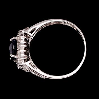RING, 10 k vitguld, safir ca 3.15 ct. briljantslipade diamanter tot ca 0.70 ct.