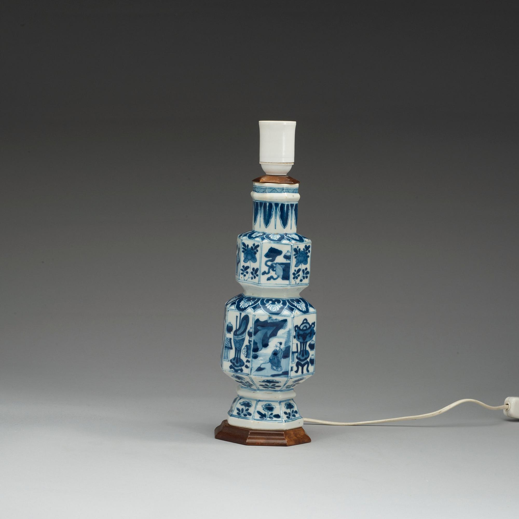 A blue and white vase, Qing dynasty, Kangxi (1662-1722).