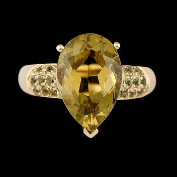 RING, 14K guld med grön kvartz och peridoter.