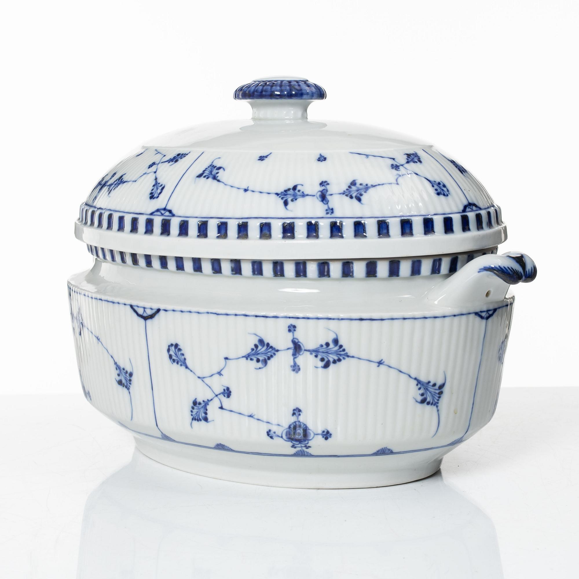 Terrin med lock, porslin, Royal Copenhagen, "Musselmalet", tidig modell, 1800-tal.