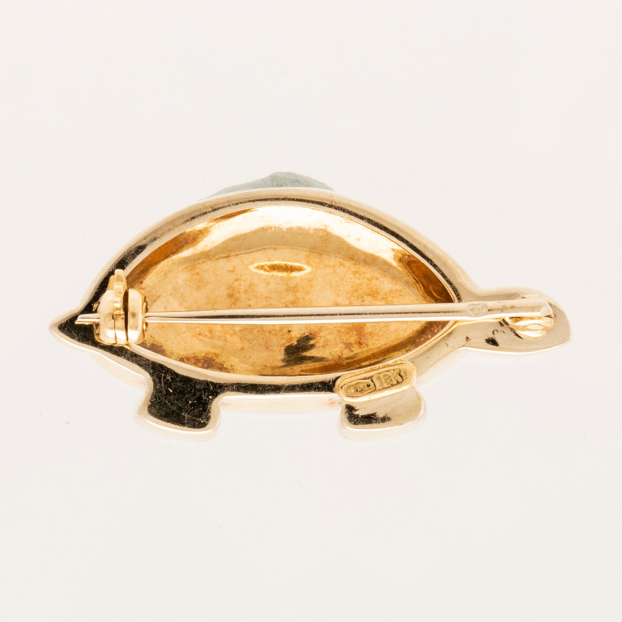 Brooch in 18K gold with enamel and round brilliant-cut diamonds.