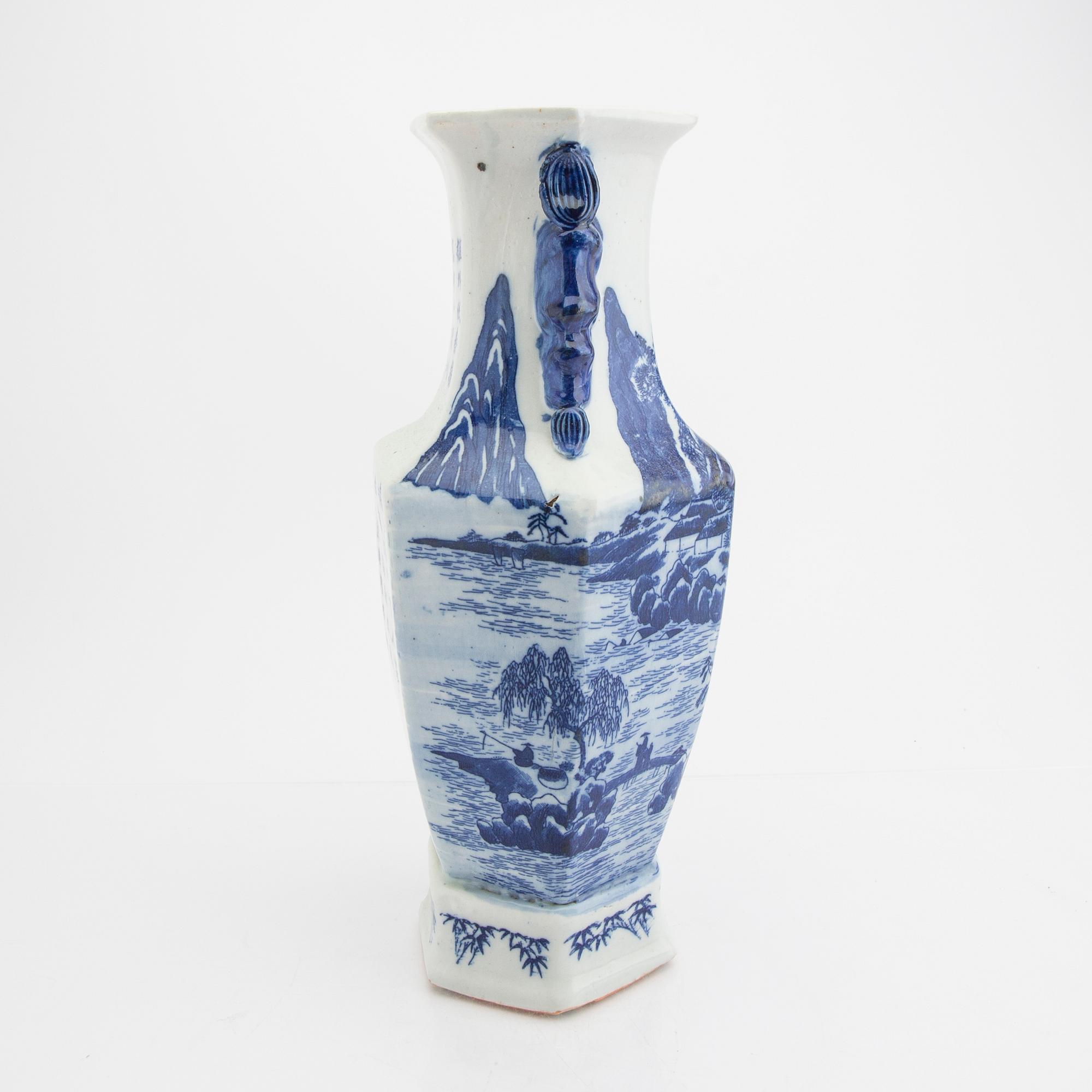 A Chinese 19th/20th century porcelain vase.