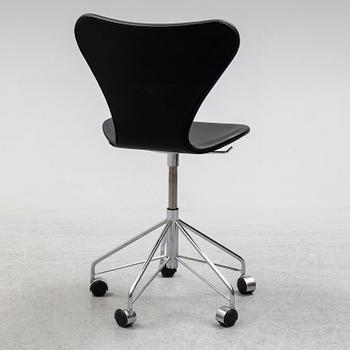 ARNE JACOBSEN, a series 7 'Sjuan' swivel chair, Fritz Hansen, 2018.
