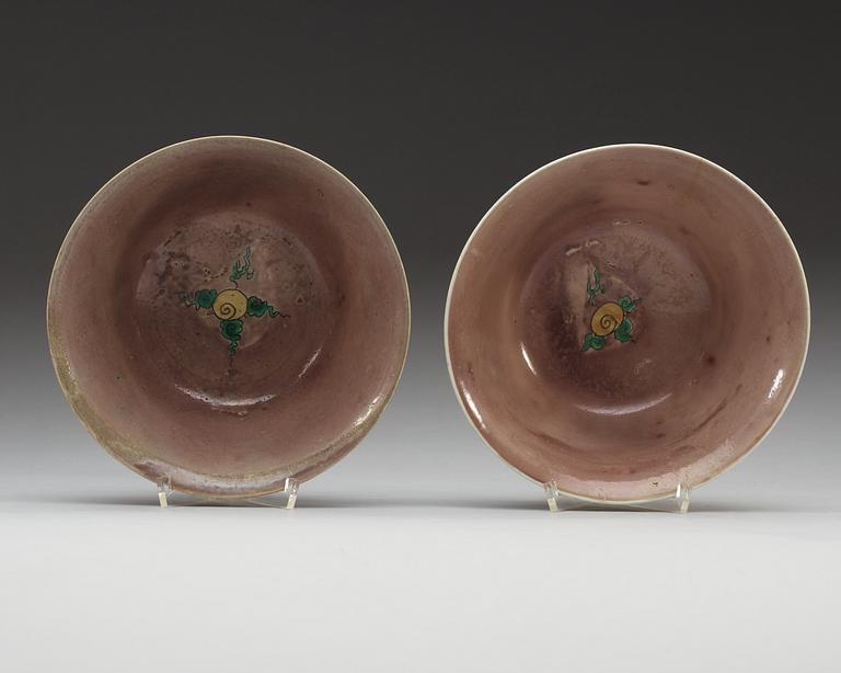 A pair of aubergine glazed famille verte bowls, Qing dynasty, presumably Kangxi (1662-1722).