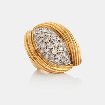 821. An 18K gold ring set with round brilliant-cut diamonds.