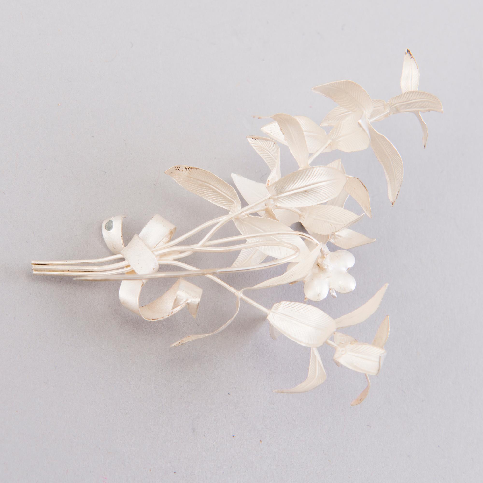 TIARA ja RINTANEULA, hopeaa. C.G. Hallbergs, Ruotsi.