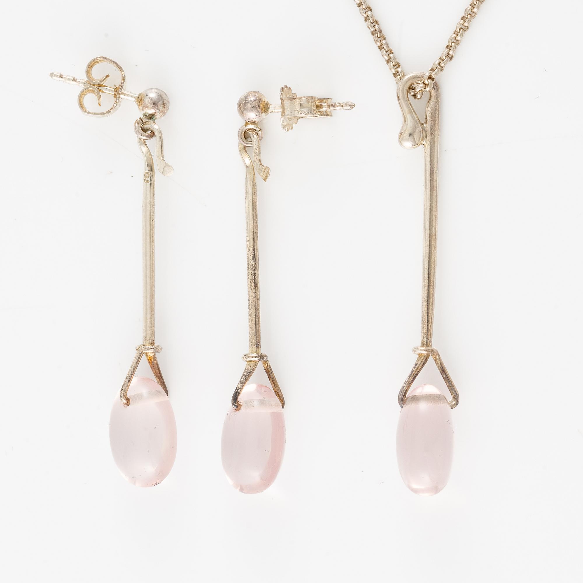 Vivianna Torun Bülow-Hübe, hänge samt örhängen, ett par, silver med rosenkvarts, för Georg Jensen.