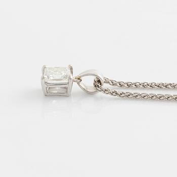 A pendant in 18K white gold with a princess-cut diamond.