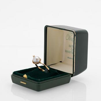 18K gold ring with a cultured pearl and a diamond.