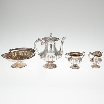 KAFFESERVIS, 4 delar i ursprunglig förvaringslåda. 813 silver. Finska Guldsmeds Ab, Helsingfors 1937. Silvervikt 1650 g.