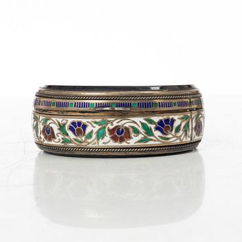 A cloisonné and agate box, first half of the 20th century.