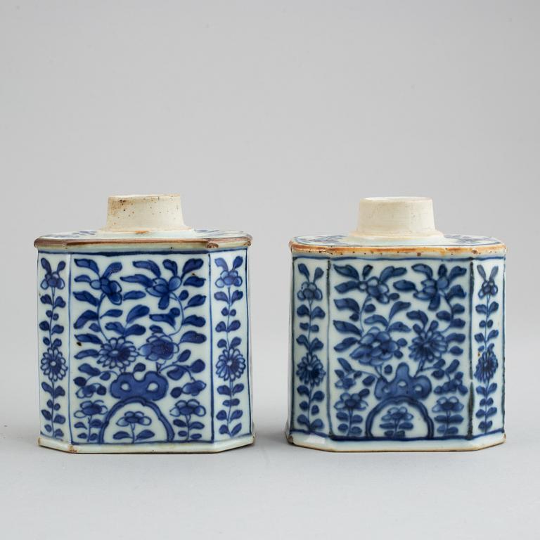 Five porcelain objects, Qing dynasty, 18th/19th century.