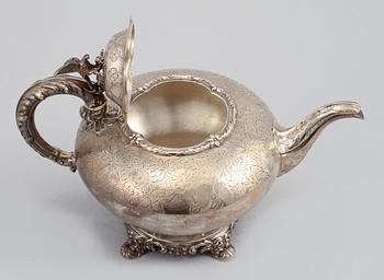 TEKANNA, silver, nyrokoko, John Walton, Newcastle, 1840. Vikt 719 gram.