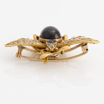 Brosch, skalbagge, guld med cabochonslipad granat (karbunkel). safir och gammalslipade diamanter, sent 1800-tal.