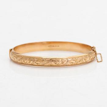 A 14K gold bangle, engraved decoration, Suomen Kultaseppä Oy, Turku 1947.