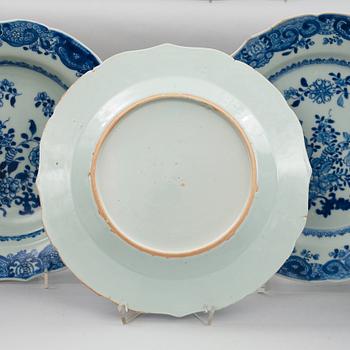 A blue and white dinner service, Qing dynasty, Qianlong (1736-95). (62 pieces).