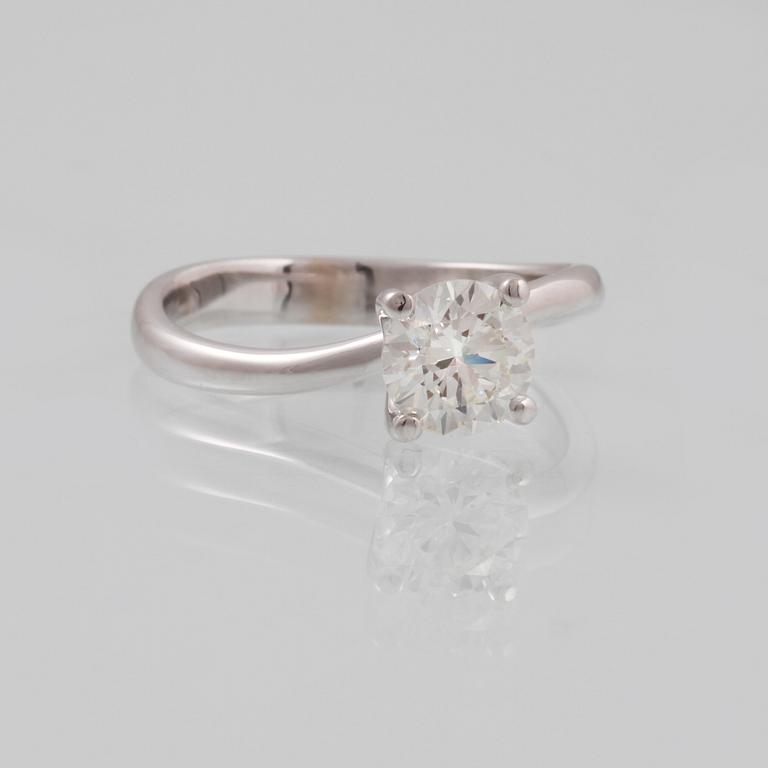RING, 18K vitguld med briljantslipad diamant 1.01 ct. Vikt  3,5 gram.