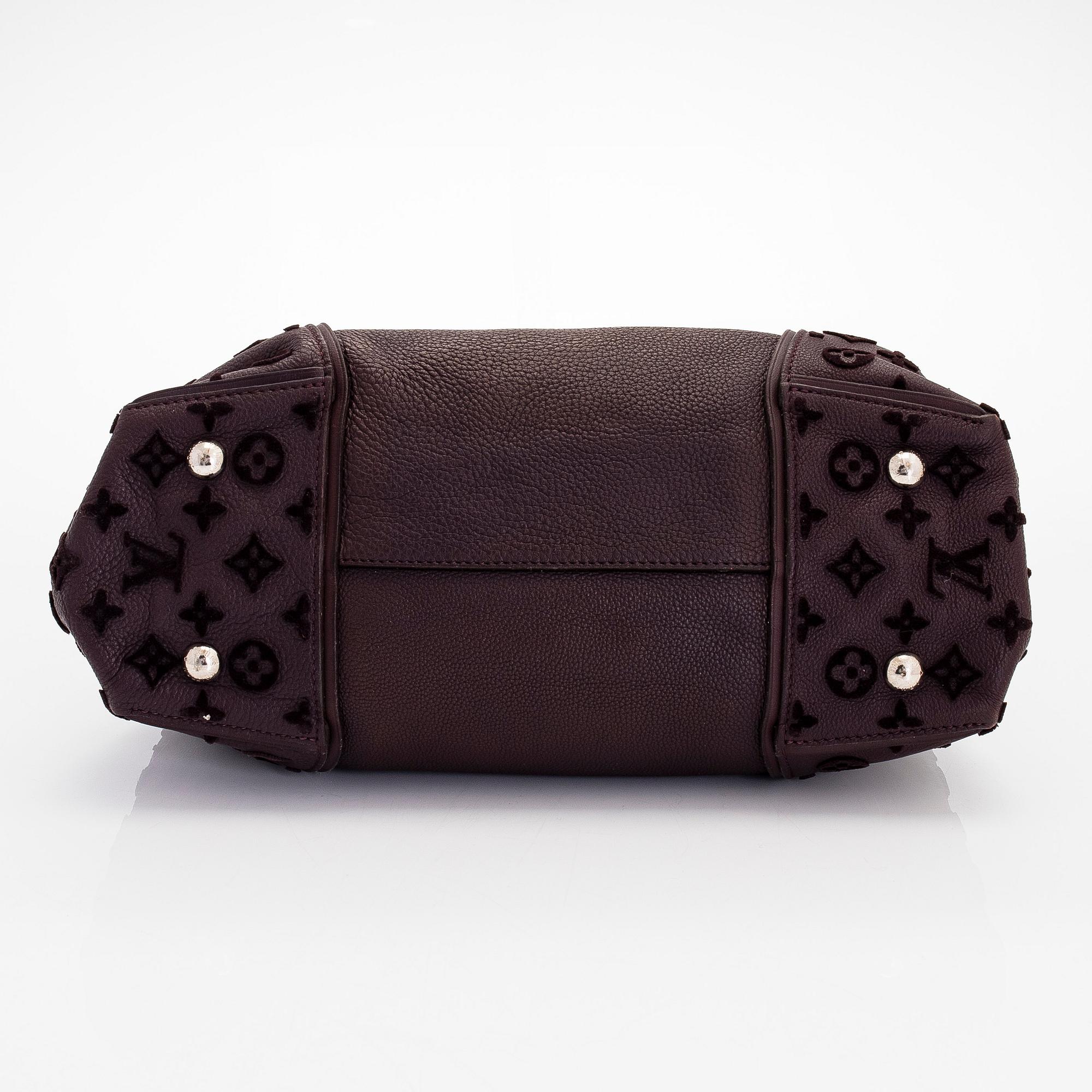 Louis Vuitton, a 'Veau Cachemire W Tote PM' bag.