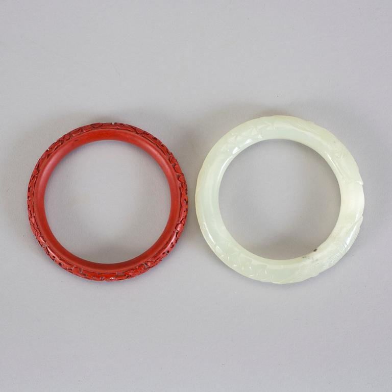 ARMBAND, 2 st. Kina, 1900-tal. Jade och lack.