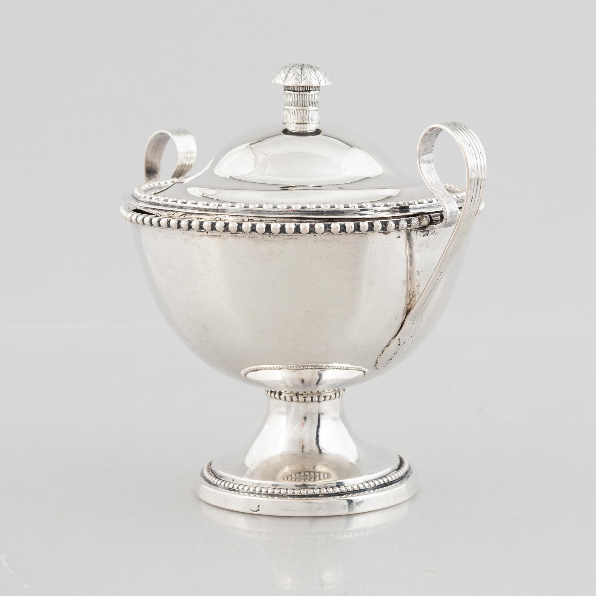 Bowl with lid, silver, maker's mark AEK and indistinct mark, 18th/19th century.