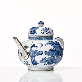 A large blue and white tea pot with cover, Qing dynasty, Kangxi (1662-1722).