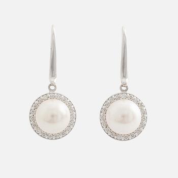 Earrings with cultured Akoya pearls and brilliant-cut diamonds.