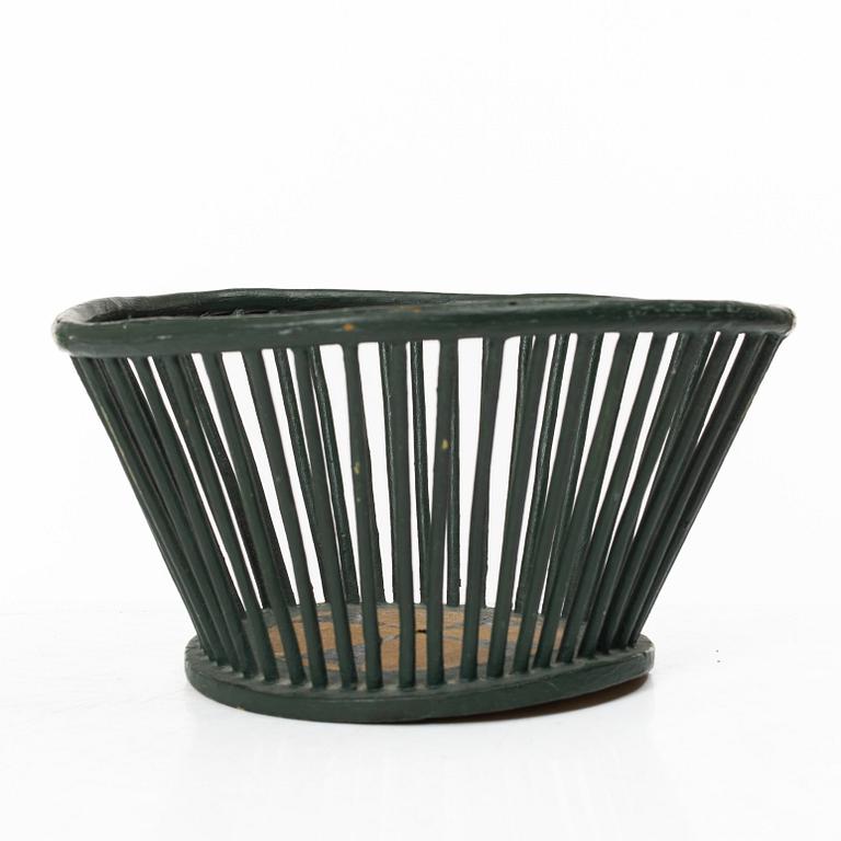 Pine basket, 19th century.