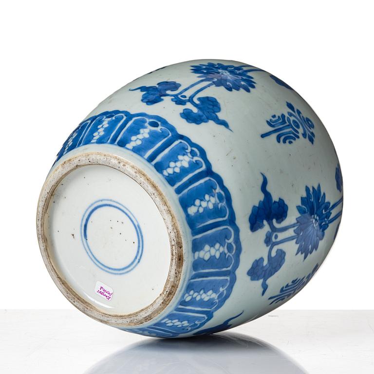 A blue and white jar, Qing dynasty, Kangxi (1662-1722).