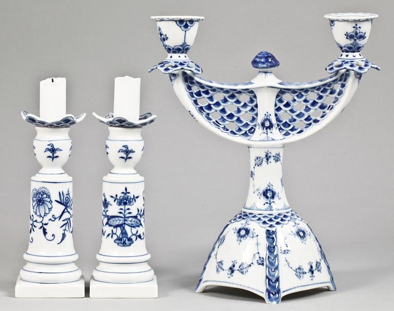 KANDELABER samt ett par LJUSSTAKAR, porslin. Royal Copenhagen samt Meissen, 1900-tal.