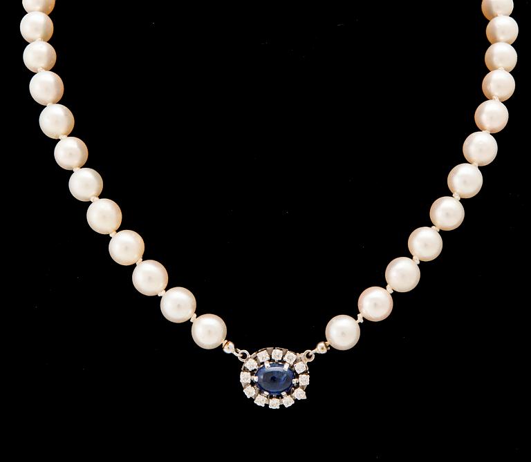 Necklace with cultured pearls, clasp in 18K white gold with cabochon-cut sapphire and round brilliant-cut diamonds.