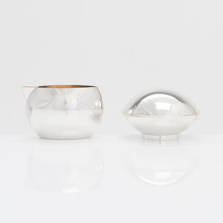 Pekka Piekäinen, a sterling silver cream jug and sugar bowl, J.A. Tarkiainen, Helsinki 1989.