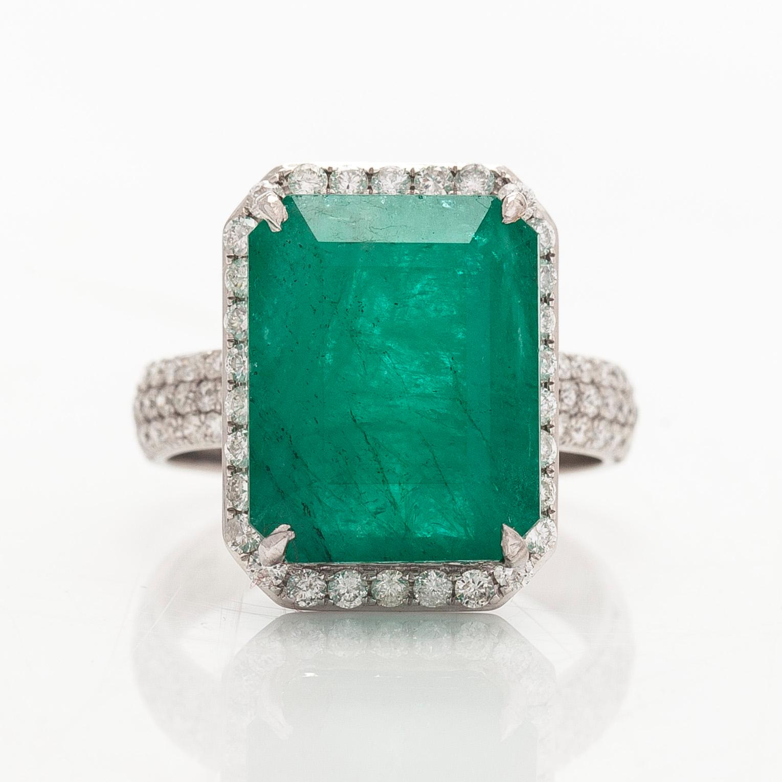 Sormus, 14K valkokultaa, smaragdi noin 8.97 ct ja timantteja.