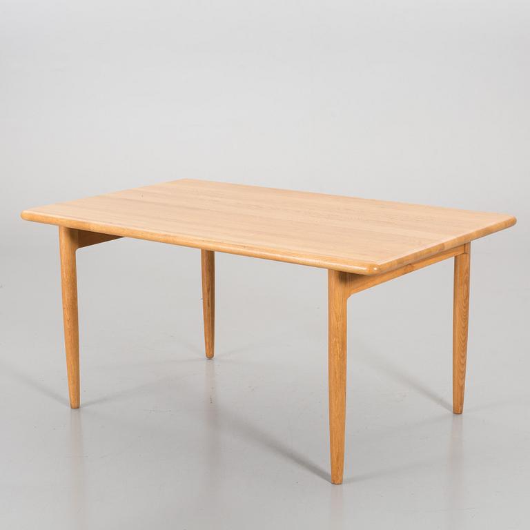 A SET OF 4 CHAIRS AND A TABLE BY Niels O Möller.