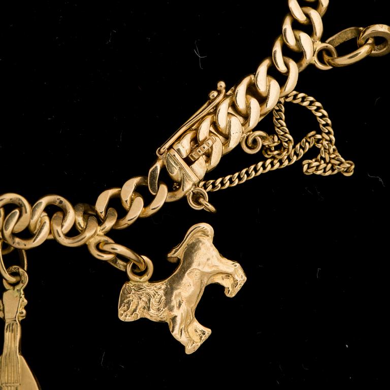 ARMBAND, 18k guld, med berlocker. Segir AB, Köping 1946. Vikt ca 30g.