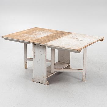 A gate-leg table, around 1800.