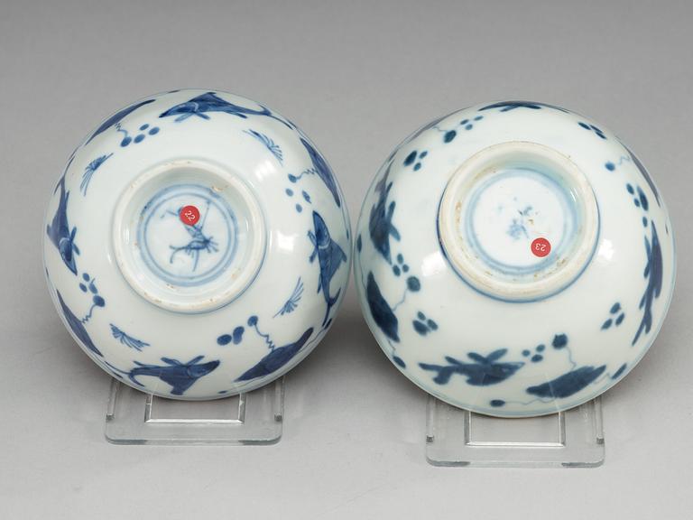 SKÅLAR, två stycken snarlika, porslin. Ming dynastin, Wanli (1573-1620).
