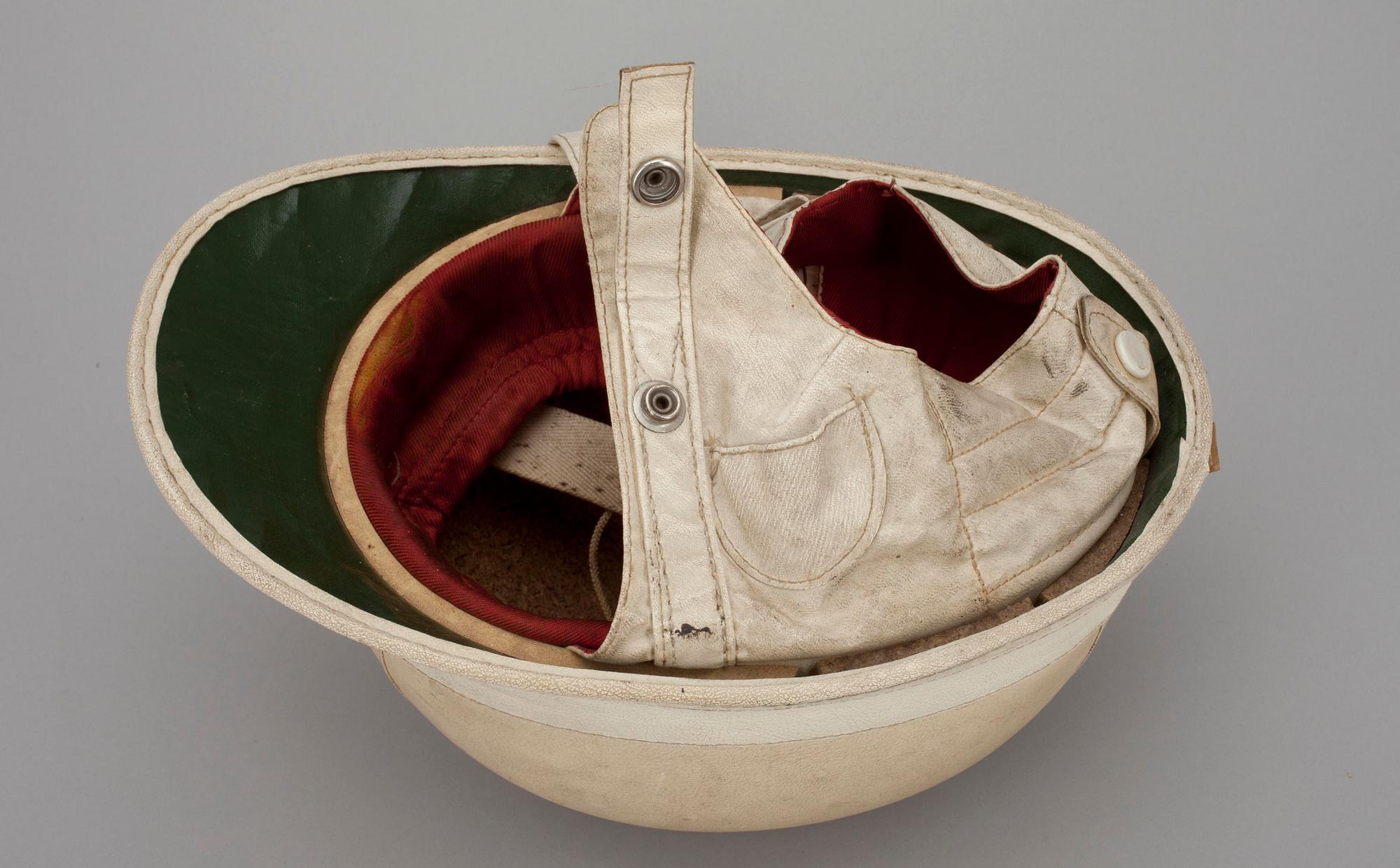 HÄSTPOLOHJÄLM, England 1900-talets senare hälft.